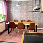 Melkein 100 Nelioetae Tampereen Ydinkeskustassa アパート タンペレ